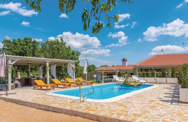 Nice home in Unesic with WiFi