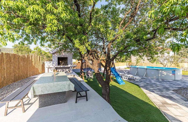 Nice home in Vrsine with WiFi