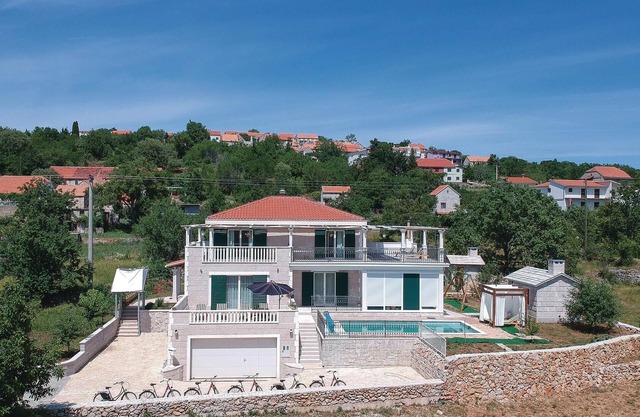 Nice home in Zrnovnica-Split with sauna