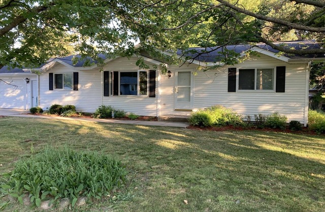 Nice house with large lot close to bars and Lake Geneva