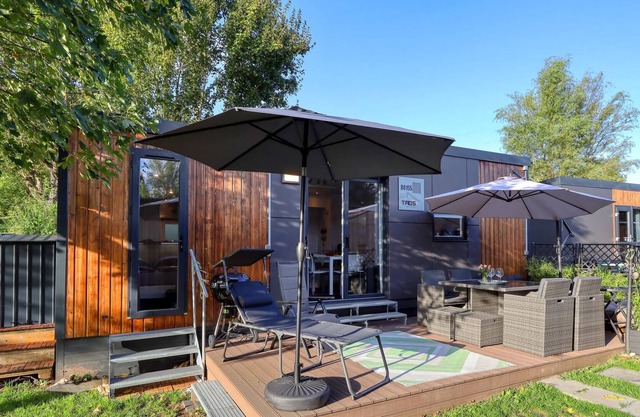 Nice modern cottage on cozy campsite.