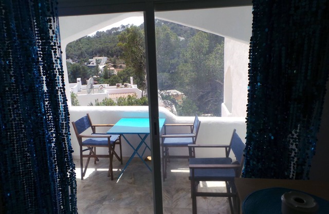 Nice studio, with balcony, garden, 1 km from the beach, ideal for lazing around .