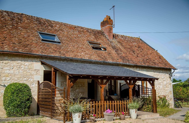 Nicely renovated former farm building with heated pool in the Loire Valley