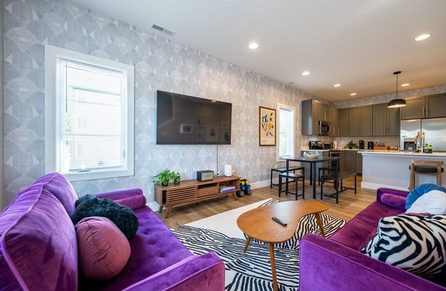 nModern Chic TownHouse: Art Decor/City Center & Pet-Friendly