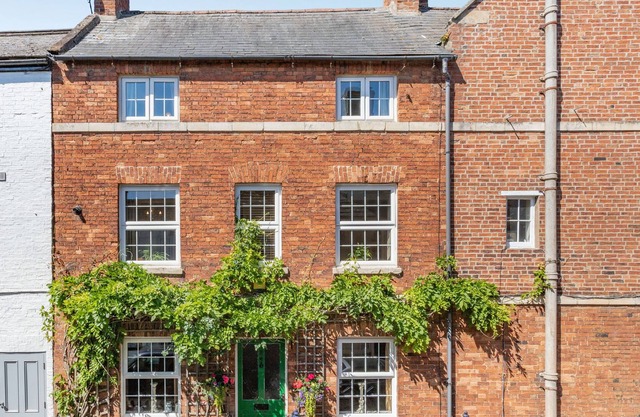 NO 2 QUEEN STREET, family friendly, with open fire in Uppingham