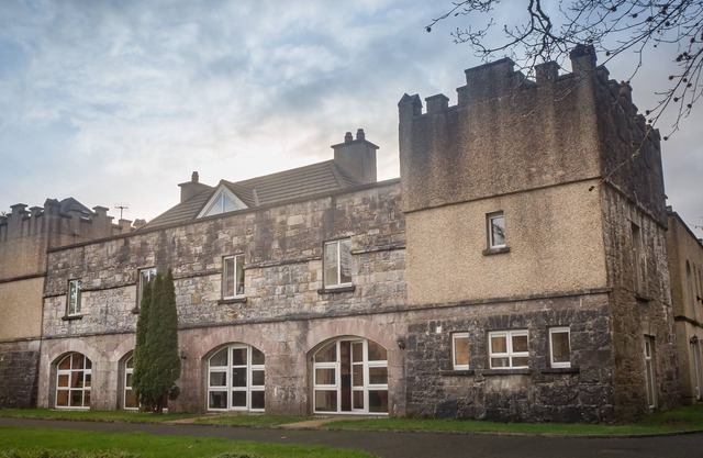 No 4 Old Manor Ballynahinch - sleeps 6 guests in 3 bedrooms