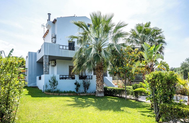 Noema -Sisi a quintessential Cretan village full of tavernas and seafront cafes