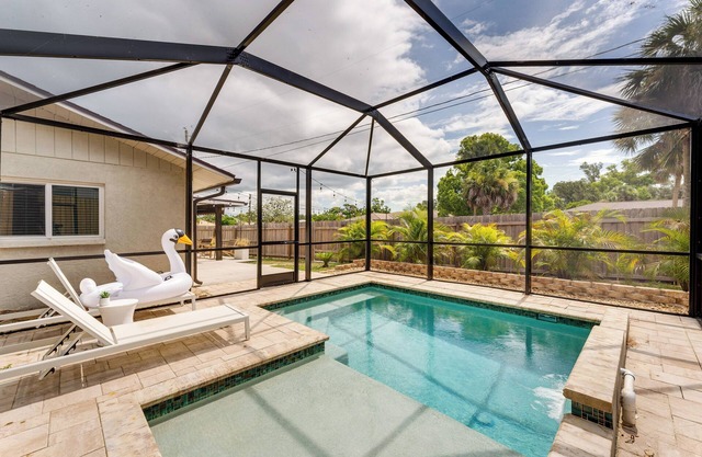 Nokomis Home w/Screened Pool, 3 Mi to Beaches!