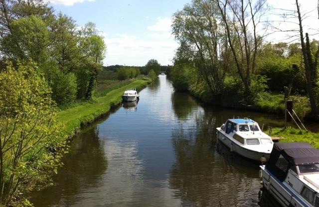 Norfolk Broads Comfy Cottage. 500 yds River. Suffolk Broadland Village/Beach Hut
