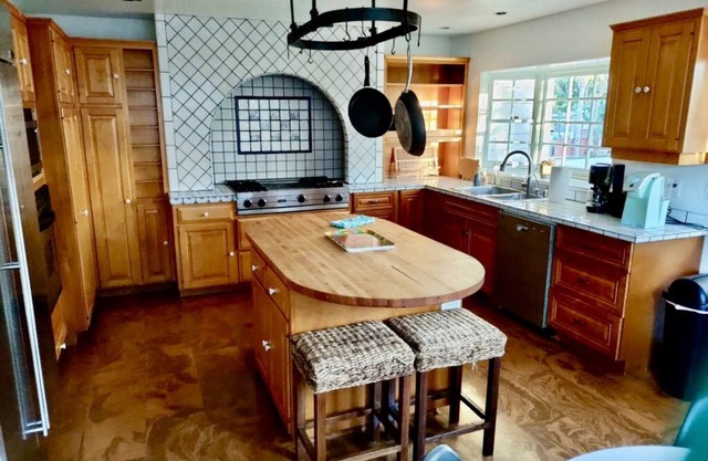 North Pacific Beach Hideaway, shops nearby,1 km from the beach.