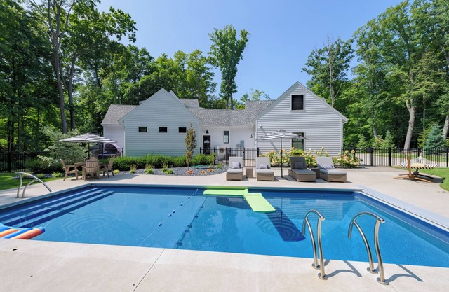 North Shore Haven Large luxurious home - Heated pool and theatre
