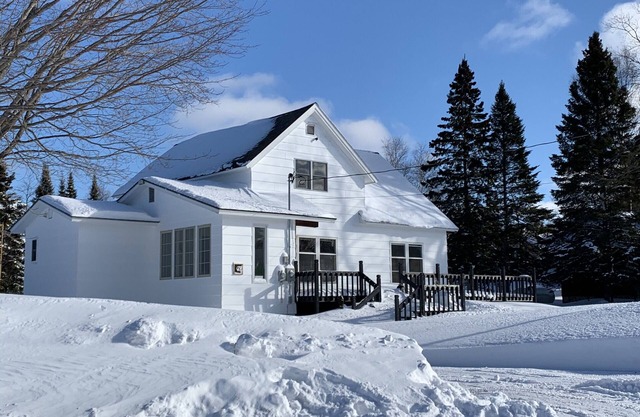 NORTHERN LIGHTS on Lake Superior! Large coastal farmhouse with gorgeous beach.
