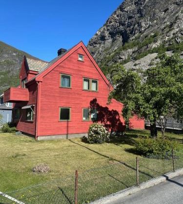 Nostalgisk Eldre hus sentralt i Øvre Årdal