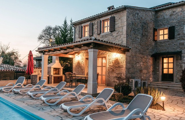 Not far from the picturesque town of Motovun, on the surrounding hills, is this stone vacation home.