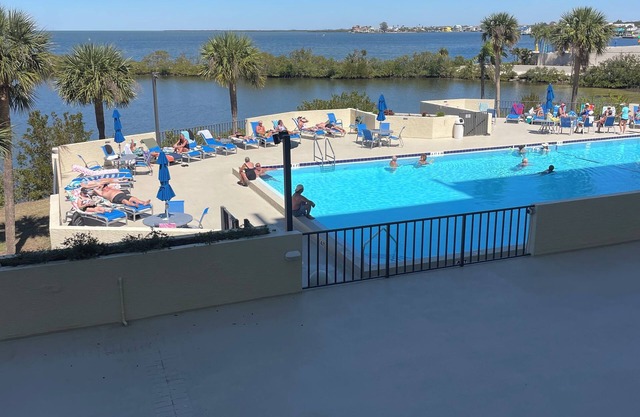 NOV SPECIAL.Beautifully decorated modern GULF FRONT CONDO Sleeps 4 Hudson, FL