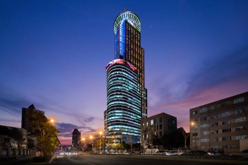 Novotel Atlantis Shanghai - Enjoy our great-valued breakfast in our rooftop revolving restaurant with a stunning river view & utilize our FREE self-serviced laundry