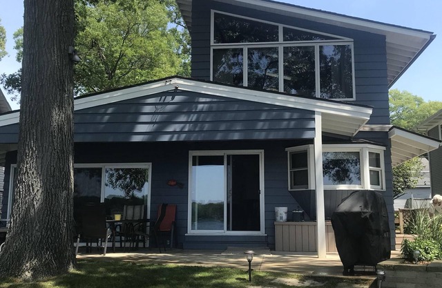 Now available for winter renter -Beautiful Cottage Located Right On Spring Lake