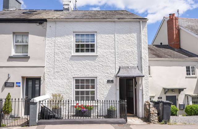 NUTWOOD, family friendly, country holiday cottage in Charmouth