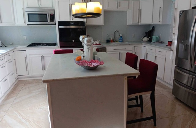 NYC Nearby: Modern, Safe, & Spacious house close to everything