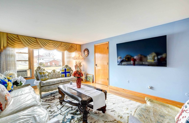 Oak Lawn Apartment ~ 2 Mi to Ford City Mall!