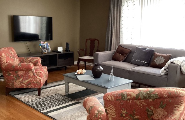 Oak Lawn, King bed, 3 bedrm, 2 bath, big Condo w Garage Parking, Great Location.