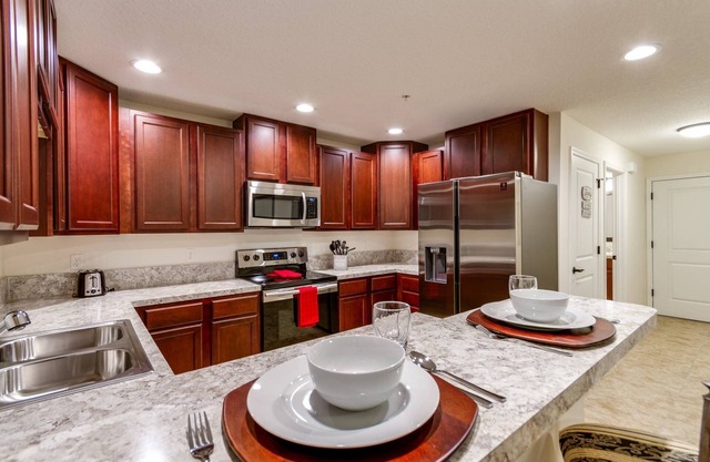 Oak Street #13 |Monthly Rates |Walkable |Small Dogs Ok |Seasonal Pool |Near St Johns River & Pier