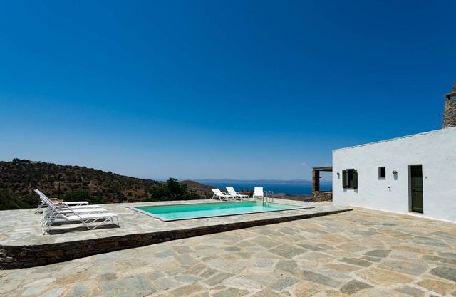 Oaklands Villa-Traditional Villa with swimming Pool and Unique Lanscape