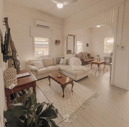 Oakmore Cottage Charming Queenslander - Central location