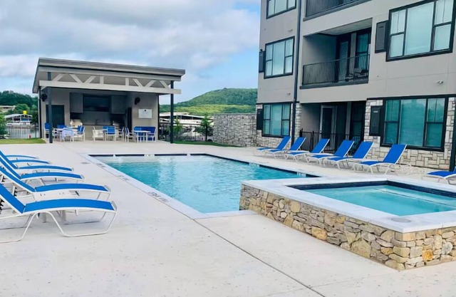 Oasis Luxury Lakefront Condo:1st Floor, Pool, HotTub, Dining, Boating, Fishing!