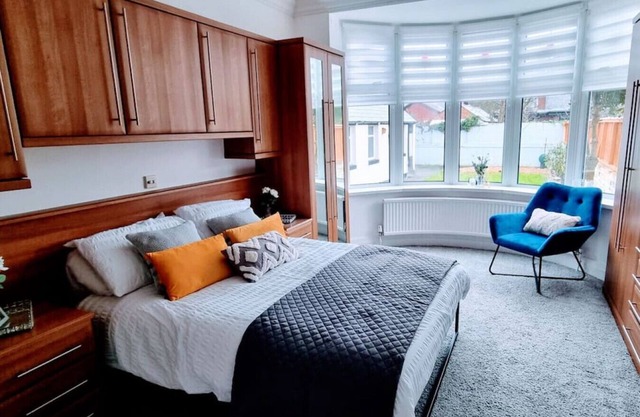 Oasis with parking Short walk to Pleasure Beach Prom