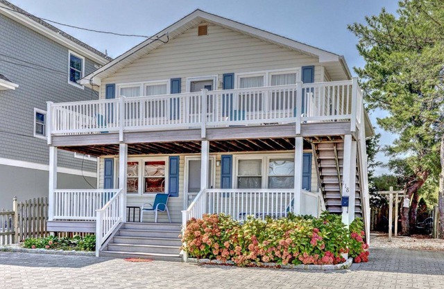 OCEAN BLOCK 6th From Beach - Newly Furnished 3 BR, Sleeps 8 (2nd Fl of Duplex)