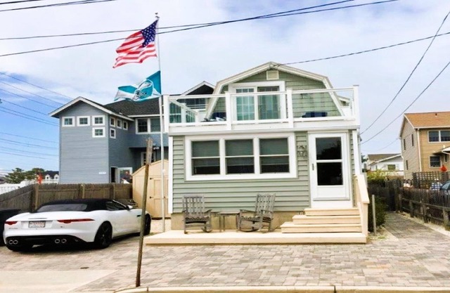 Ocean block Ship Bottom single family home easy beach access