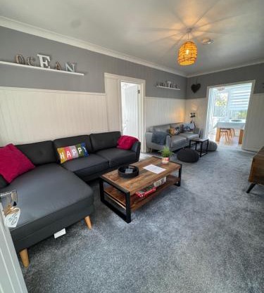 Ocean Cottage, Ferring - seaside cottage moments from the beach and Bluebird cafe