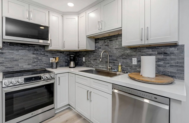 Ocean front Charming 2-bedroom 2-bath townhome in fabulous Dunedin