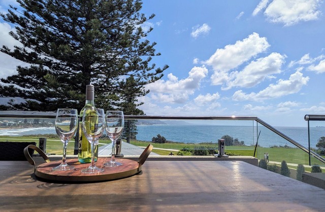 Ocean-Pool & Bulli Beach Family Retreat - 4BR, Walk to Cafes & Coastal Walk