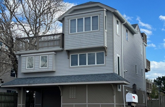 Ocean Side Home - 5 Minute Walk to Beach, Accommodates 4 Families