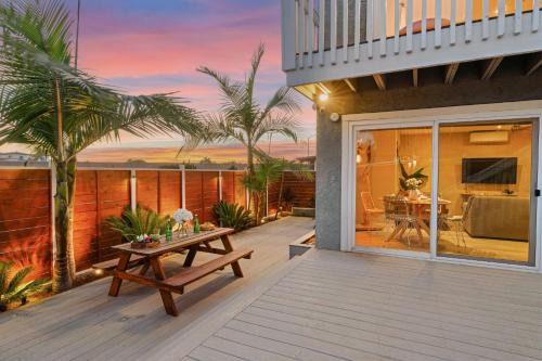Ocean View Deck Walk to Trestles Beach El Camino Surfhouse B by AvantStay