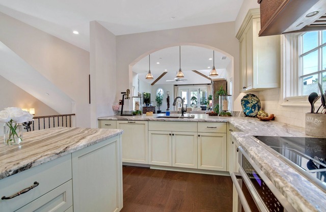 Ocean-view dream with rooftop deck & balcony with fireplace - walk to beach