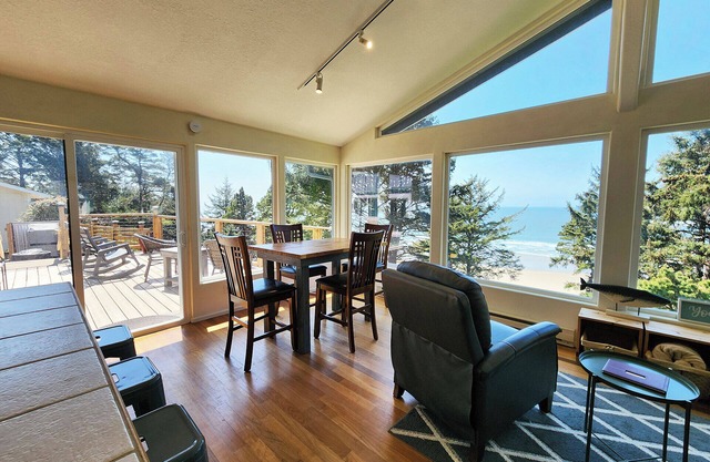 Ocean View in Otter Rock! Wood Stove! Surfing~Otter Rock Hideaway