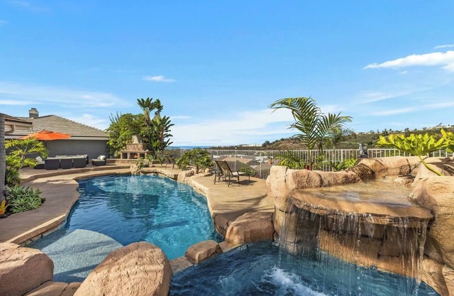 Ocean View Oasis - Pool & Jacuzzi Retreat