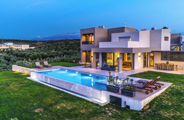 Oceanea Estate: Walk to Beach/2 Villas/2 Pools/8 Bedrooms