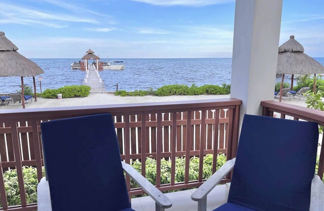 Oceanfront 2 bed/2 bath Velento#4, private dock/beach/pool/free paddle boards