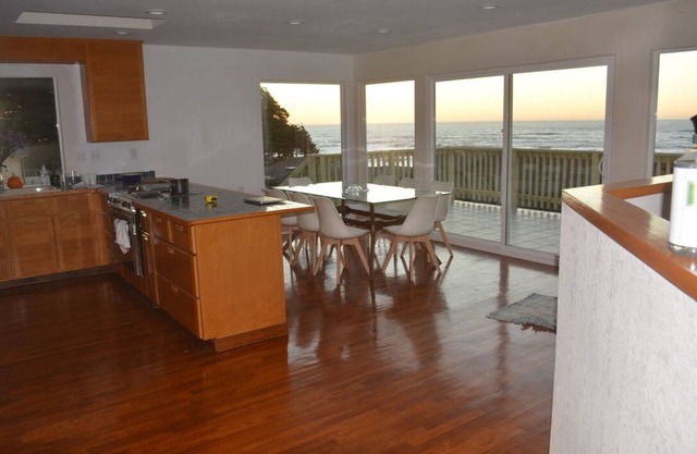 Oceanfront 5-bedroom vacation home just 25 minutes from San Francisco Bay