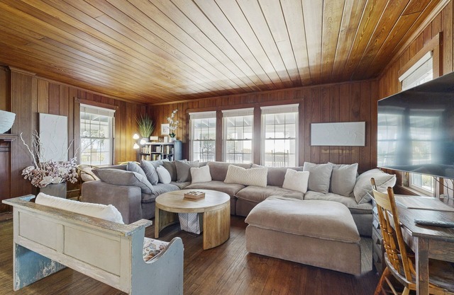 Oceanfront 6 bedroom - Dog Friendly - Near Village Square & Downtown