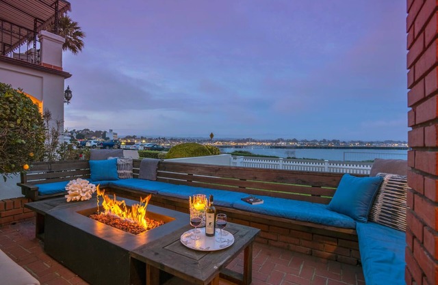 OCEANFRONT! BEST LOCATION! EXTRAORDINARY VIEWS! HOT TUB! FIRE PIT!