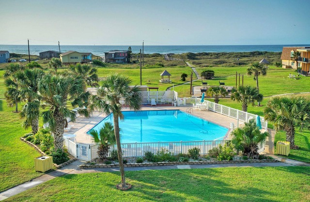 Oceanfront Condo w/Private Balcony Pool + Tennis Bubbly Blew by Avantstay