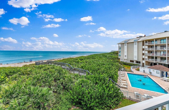 Oceanfront Condo with Panoramic Ocean Views on S. Hutchinson Island/Stuartn