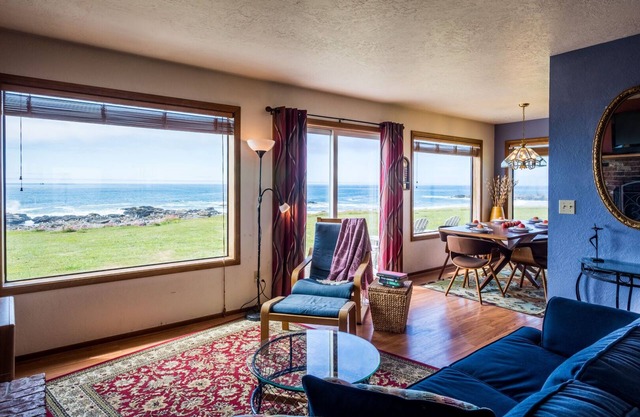 Oceanfront Wave Watching with Hot Tub & Walk To Everywhere in Yachats!