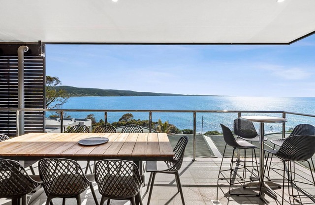 Oceania 4 - Modern, stylish and unbeatable views over Louttit Bay