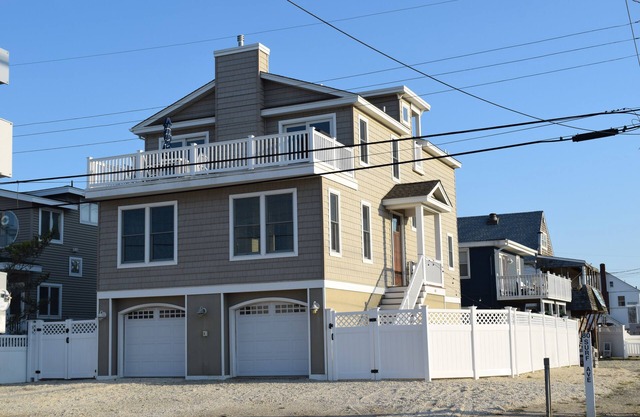 Oceanside open concept home, roof deck with ocean and sunset bay views, firepit!